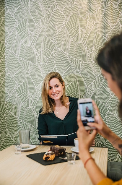 Free photo lovely woman posing for photo in cafe