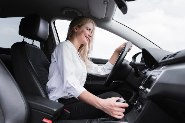 Free photo low angle of a blonde woman driving