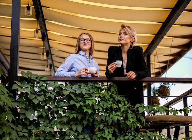 Free photo low angle business women on coffe break