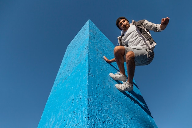 Free photo low angle fit man jumping outdoors