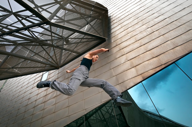 Free photo low angle girl doing parkour training