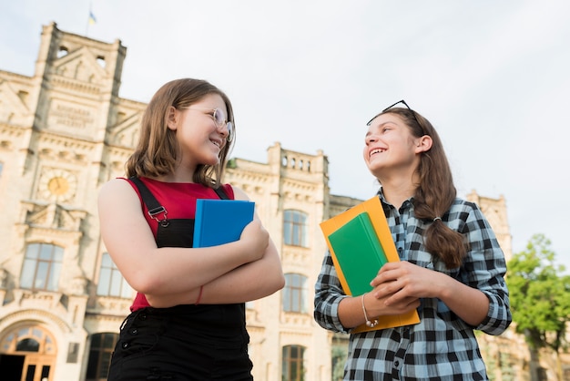 Free photo low angle medium shot of teenage girls talking