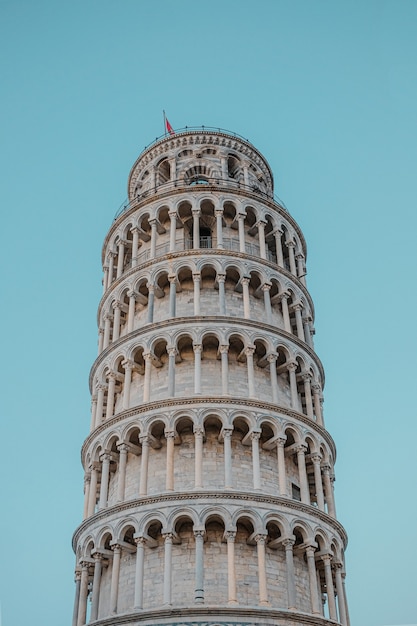 Free photo low angle shot of the beautiful leaning tower of pisa under a blue sky