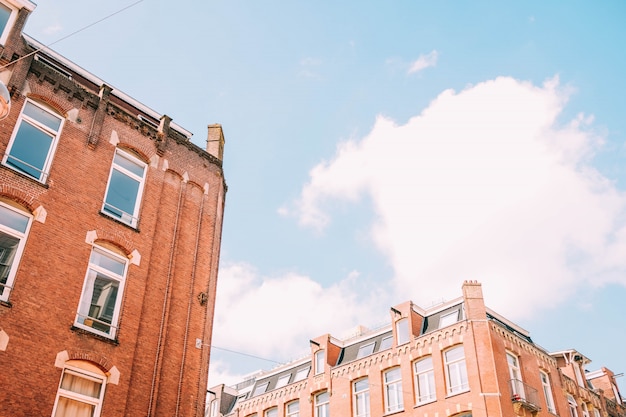 Free photo low angle shot of brown concrete buildings under the cloudy sky