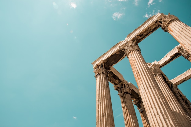 Free photo low angle shot of the columns of the acropolis pantheon in athens, greece under the sky