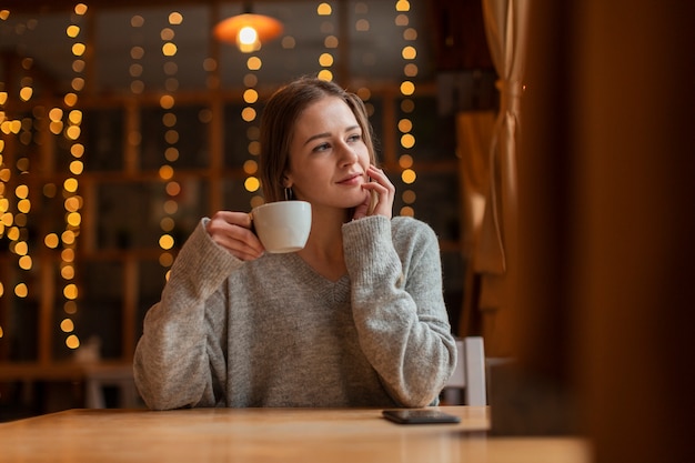 Free photo low angle young woman at restaurant