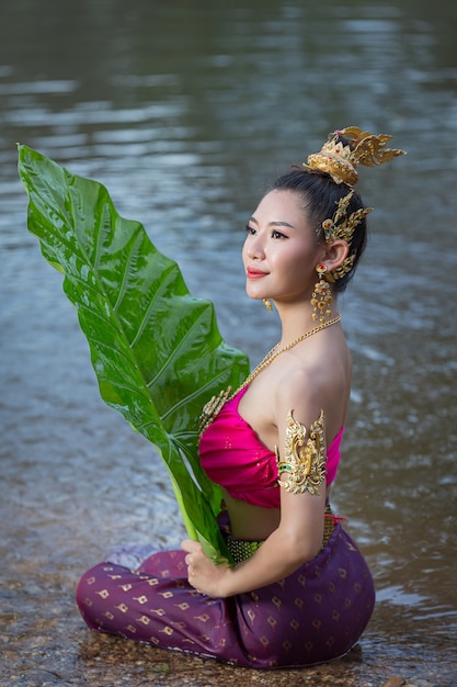 Free photo loy krathong festival. woman in thai traditional outfit holding banana leaf