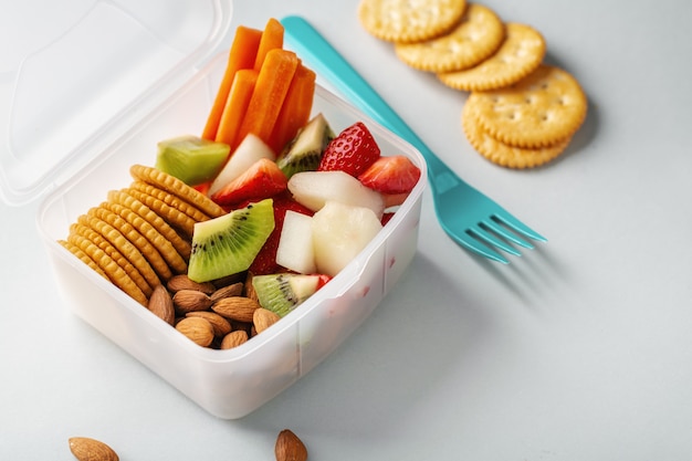 Free photo lunch to go with fruits in box