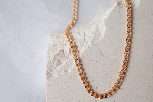 Free photo luxurious and shiny golden chain