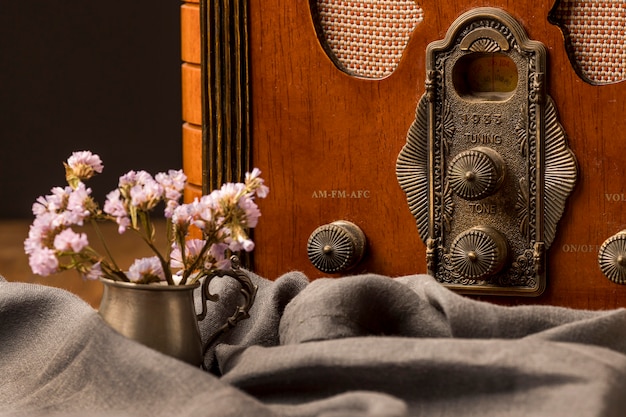 Free Photo luxury vintage broadcast radio receiver and flowers