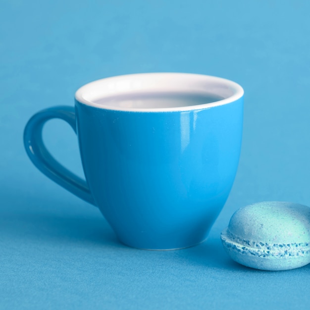 Free Photo macaron and cup