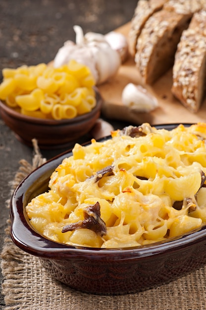 Free photo macaroni with cheese, chicken and mushrooms baked in the oven