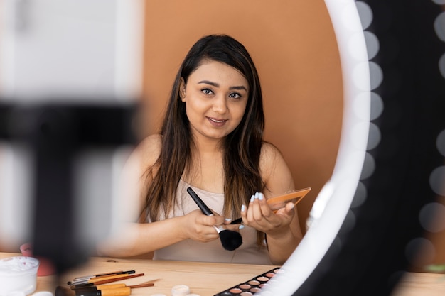 Free photo makeup artist vlogging her tutorials