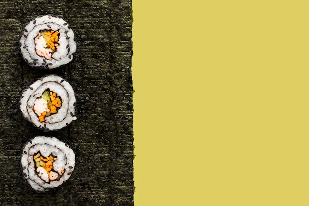 Free photo maki sushi on nori with copy space