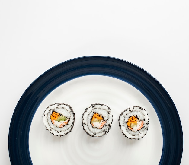 Free photo maki sushi rolls on white and blue plate