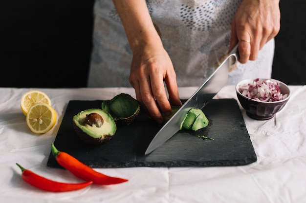 Free Photo making guacamole