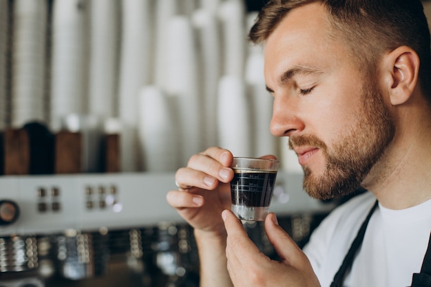 Free photo male barista preparing coffee in a coffee house