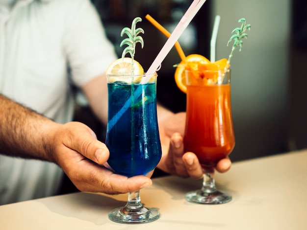 Free photo male bartender serving exotic cocktails