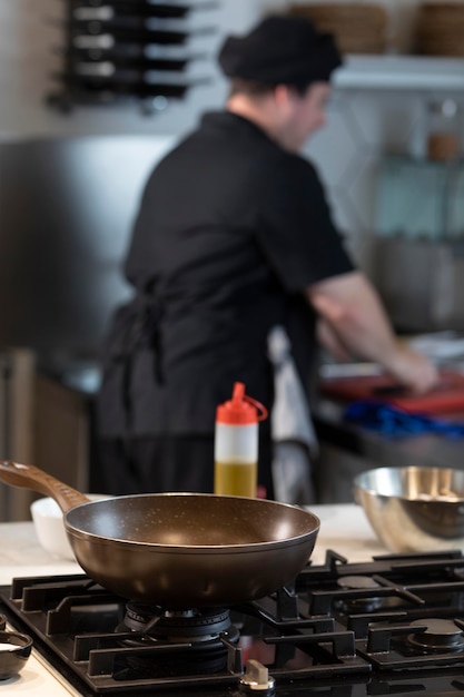 Free photo male chef in kitchen cooking