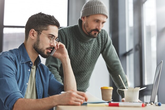 Free Photo male coworkers in office with lunch