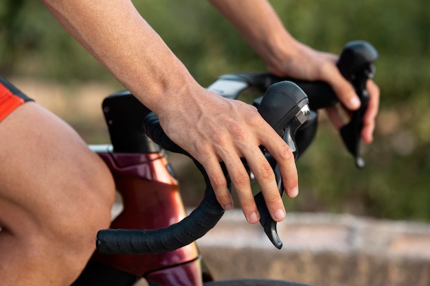 Free photo male cyclist training with bicycle outdoors