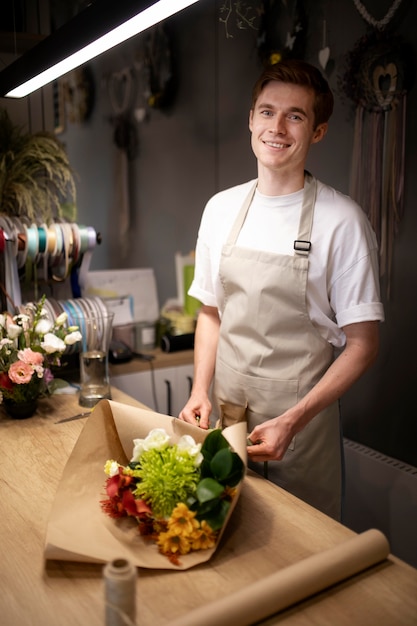 Free photo male florist making a beautiful bouquet