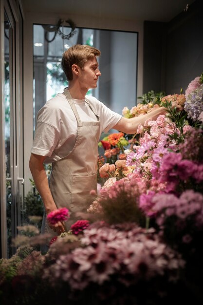 Free photo male florist making a beautiful bouquet