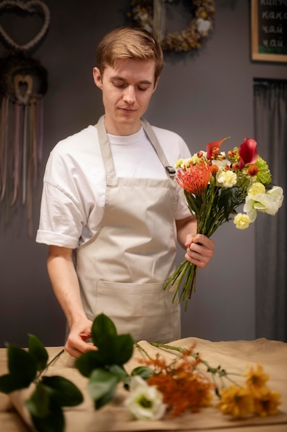 Free photo male florist making a beautiful bouquet