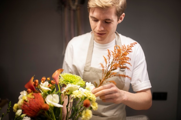 Free photo male florist making a beautiful bouquet