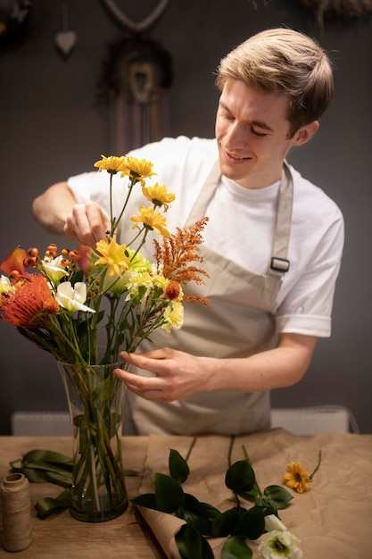 Free photo male florist making a beautiful bouquet