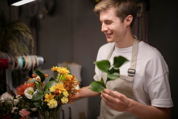 Free photo male florist making a beautiful bouquet