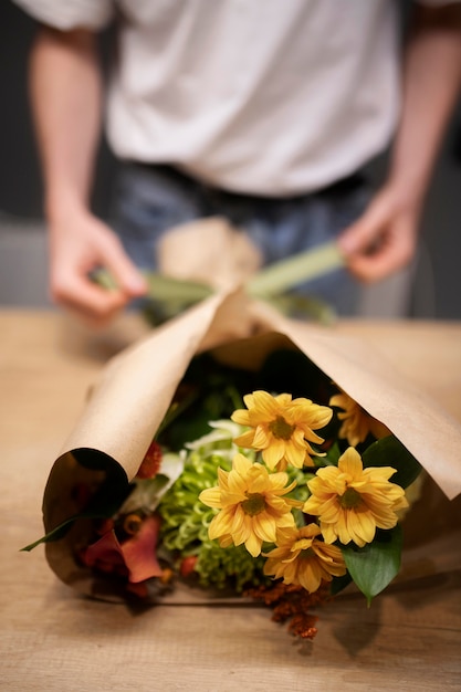 Free photo male florist making a beautiful bouquet