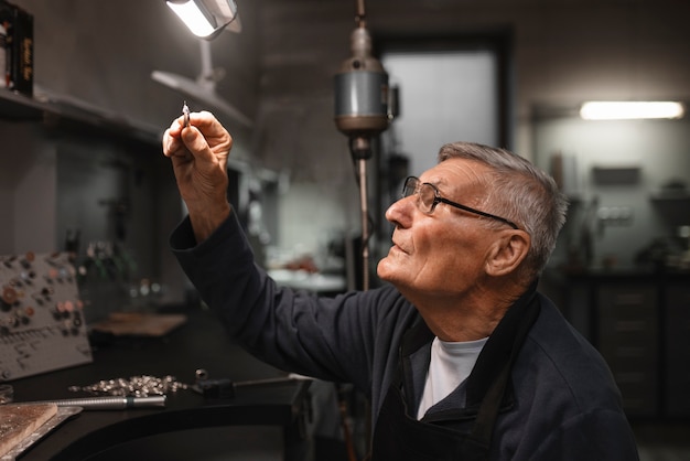 Free photo male jeweler working in the shop