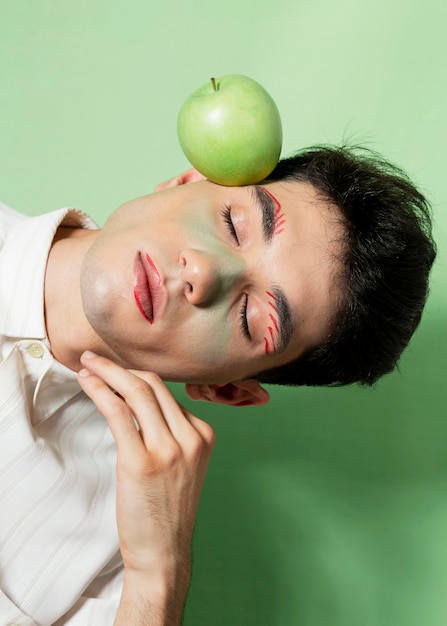 Free photo male model posing with apple