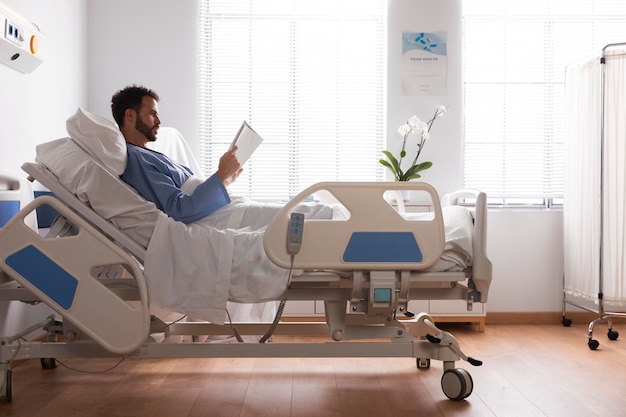 Free photo male patient in bed at the hospital