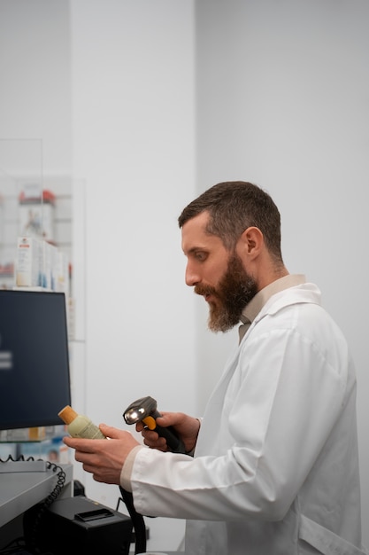 Free photo male pharmacist working at the drugstore