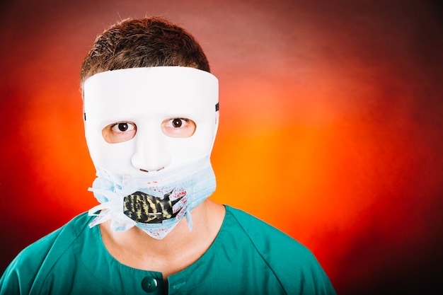 Free photo male portrait in spooky mask