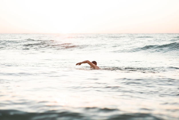 Free photo male swimmer swimming in the ocean