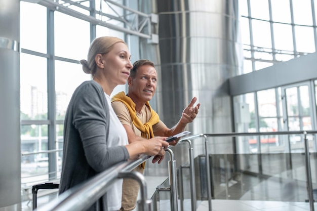 Free photo male talking to his pensive female companion at the airport