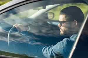 Free photo male with sunglasses driving car