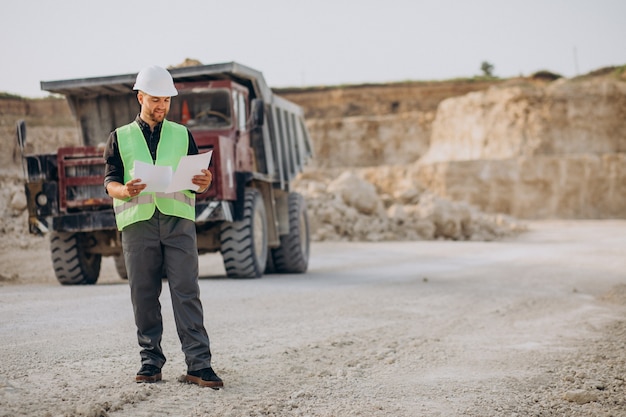 Free photo male worker with bulldozer in sand quarry