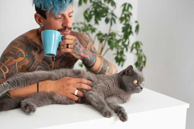 Free photo man being affectionate with cat medium shot