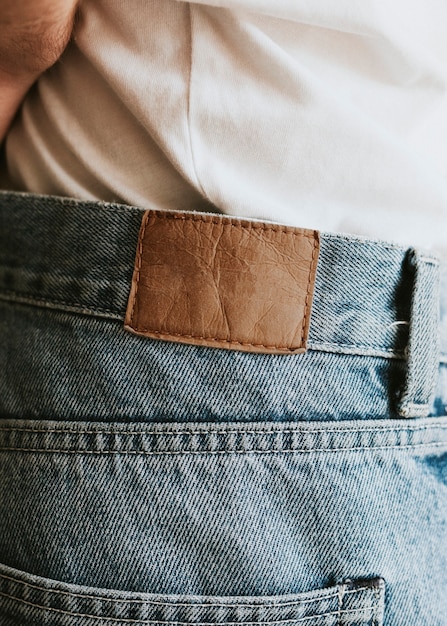 Free photo man in blue jeans with brown tag