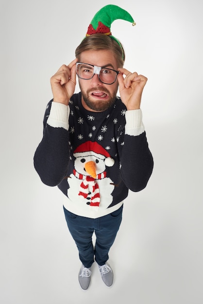 Free Photo man in christmas clothes and broken glasses
