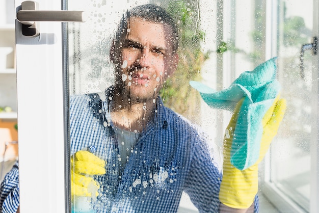 Free photo man cleaning his home