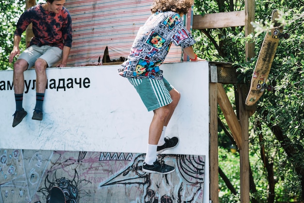 Free photo man climbing on ramp