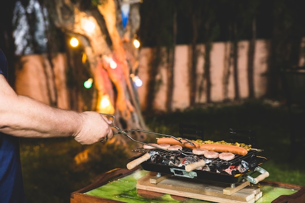 Free photo man cooking at the barbecue