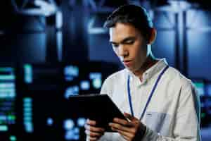 Free photo man in data center with tablet