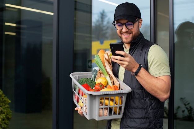 Free photo man delivering groceries to customers