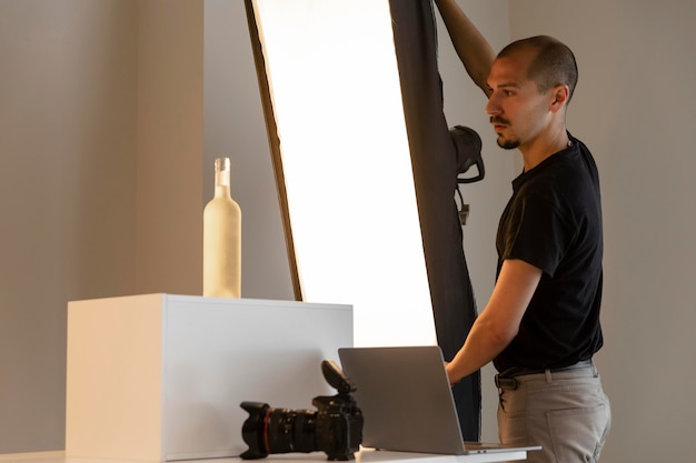 Free photo man doing product photography